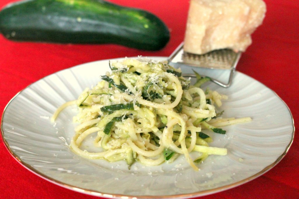 Zucchini-Pasta an Zitronen-Parmesan Sauce