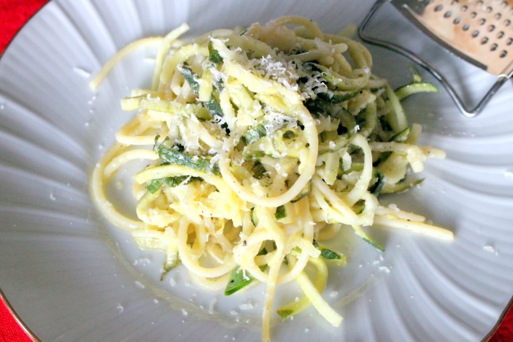 Zucchini-Pasta an Zitronen-Parmesan Sauce