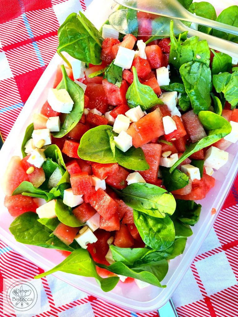 Erfrischender Wassermelonensalat mit Spinat und Feta