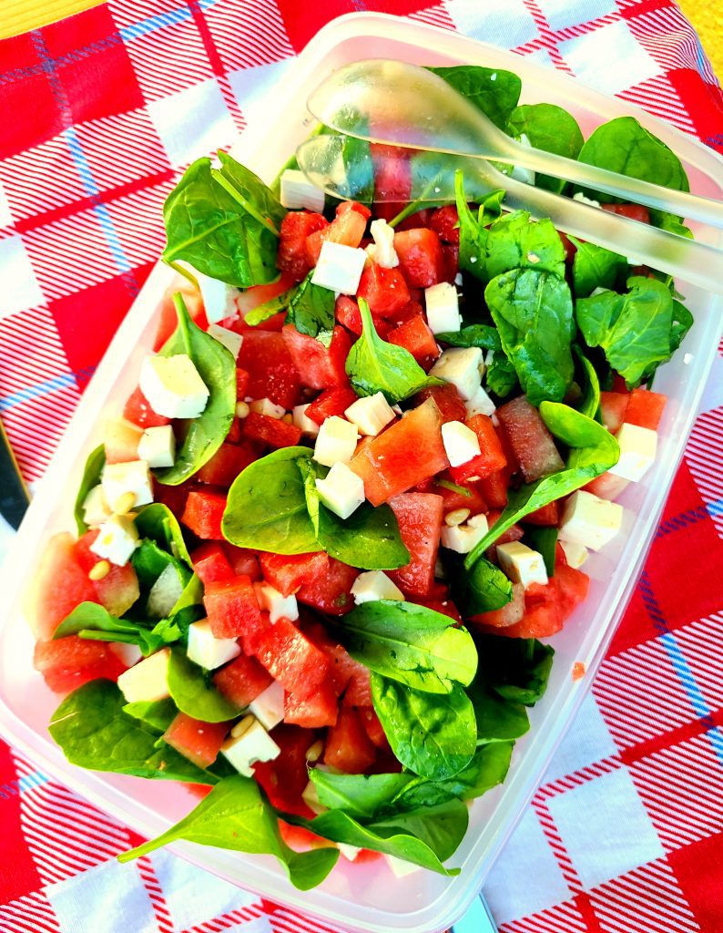 Erfrischender Wassermelonensalat mit Spinat und Feta