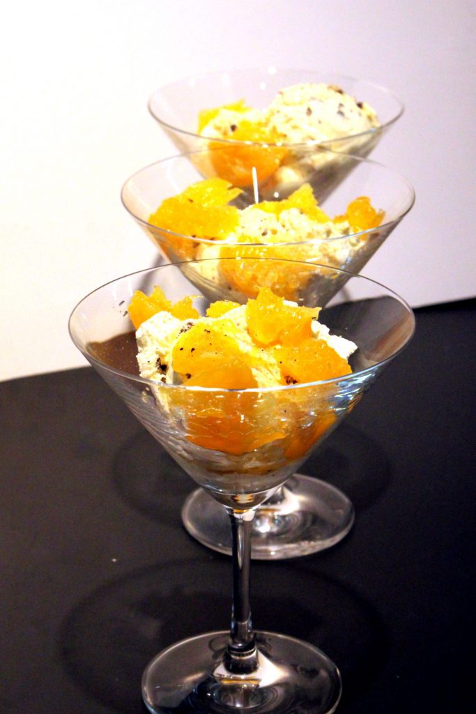 Vanille Glace mit Orangen-Schokoladesplitter und Salted Caramel Timutpfeffer