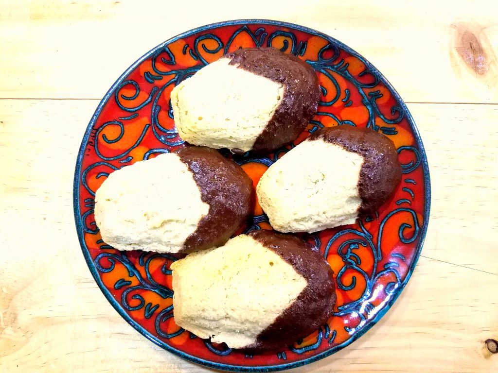 Mandel-Vanilla Eiweiss-Madeleines mit Schokoguss