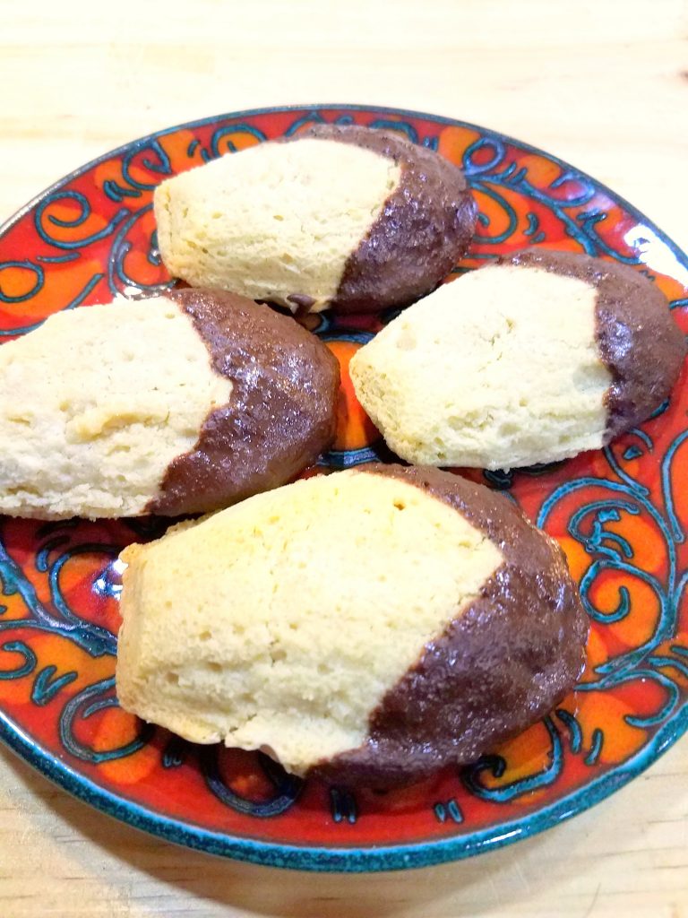 Mandel-Vanilla Eiweiss-Madeleines mit Schokoguss