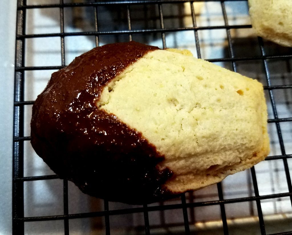 Mandel-Vanilla Eiweiss-Madeleines mit Schokoguss