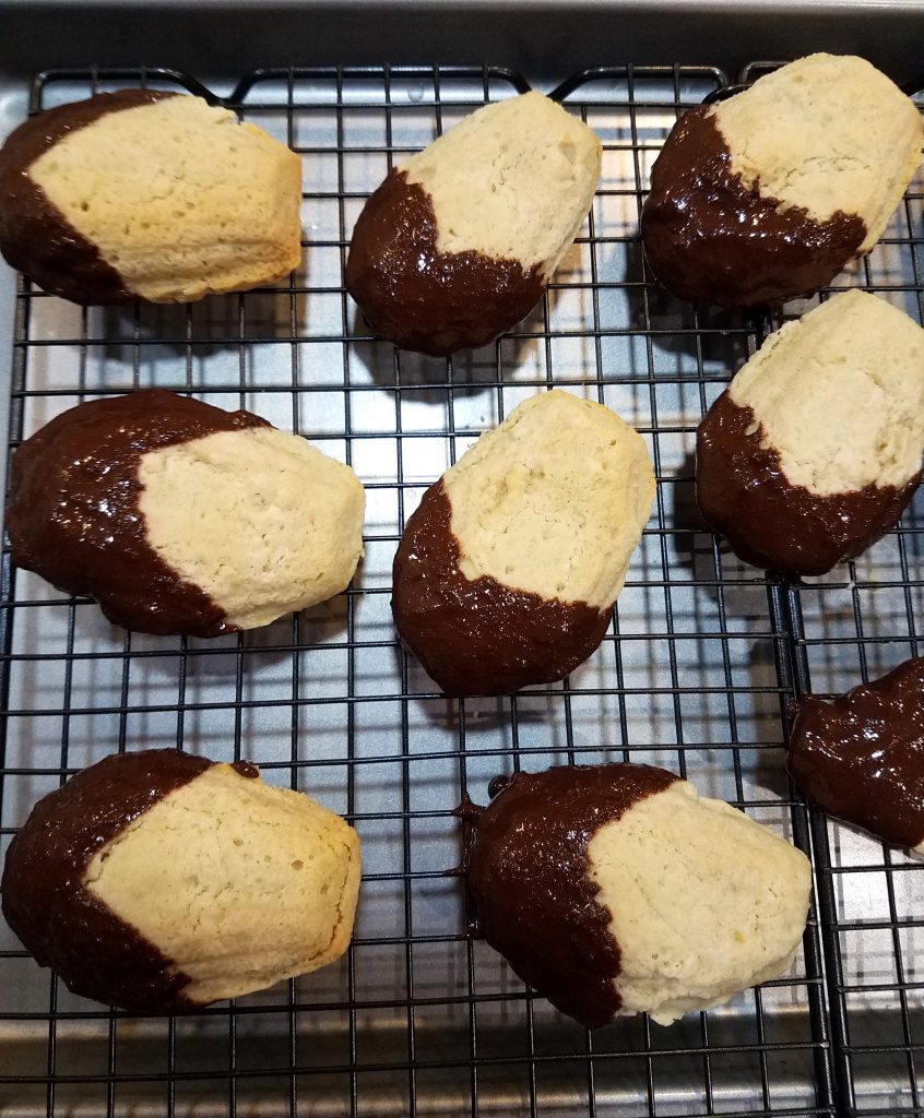 Mandel-Vanilla Eiweiss-Madeleines mit Schokoguss