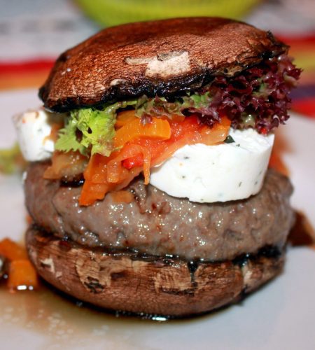 Portobello Hamburger mit Ziegenkaese und Pepperoni – Portobello Hamburger with Goat Cheese and Capsicum