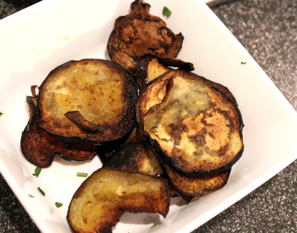 Haehnchenschnitzel auf Kartoffelpfannkuchen mit Sauce Béarnaise