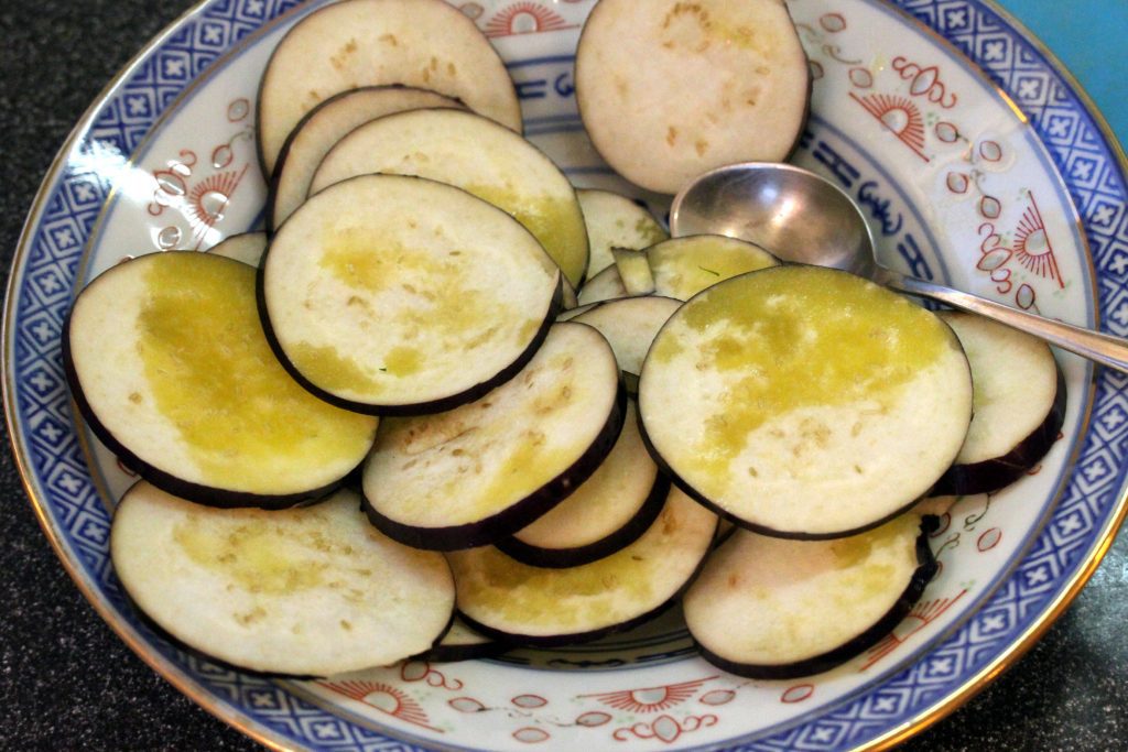 Haehnchenschnitzel auf Kartoffelpfannkuchen mit Sauce Béarnaise