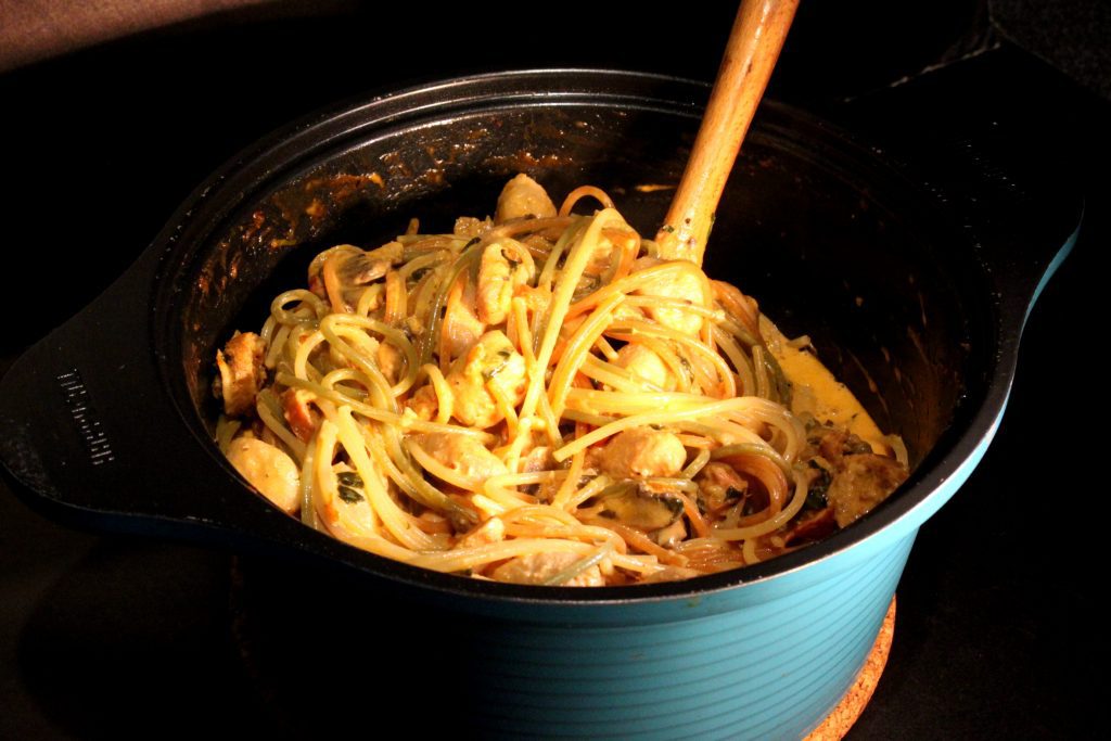 Spaghetti Tricolore mit Braetchuegeli, Chorizo und Pilzen