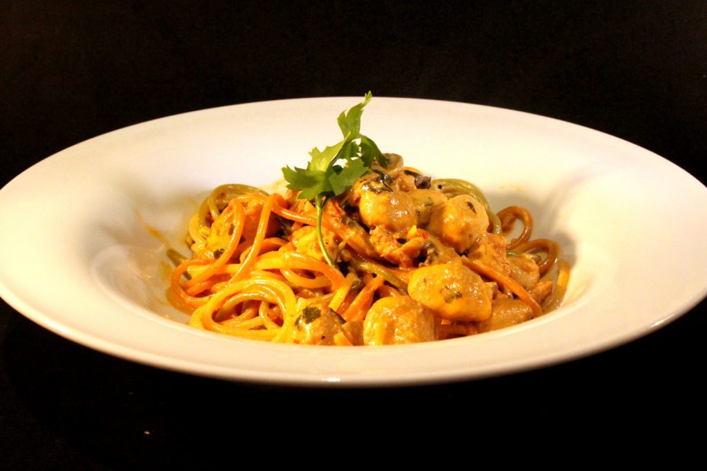 Spaghetti Tricolore mit Braetchuegeli, Chorizo und Pilzen