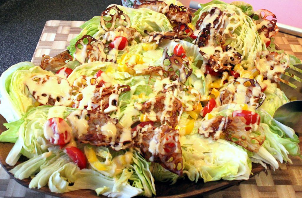 Eisberg Salat Wedges mit Lotus Chips
