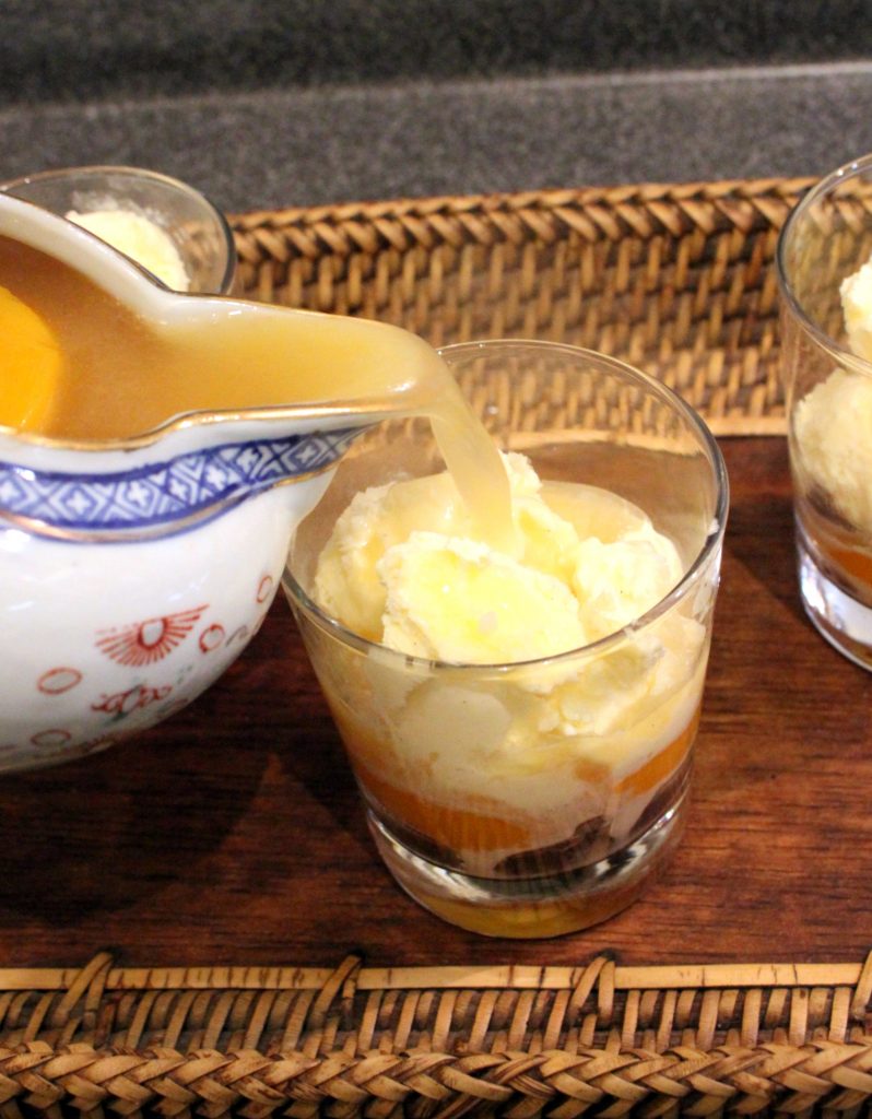 Vanille Glace mit Rum-Pfirsichen und Salted Caramel Timut Pfeffer