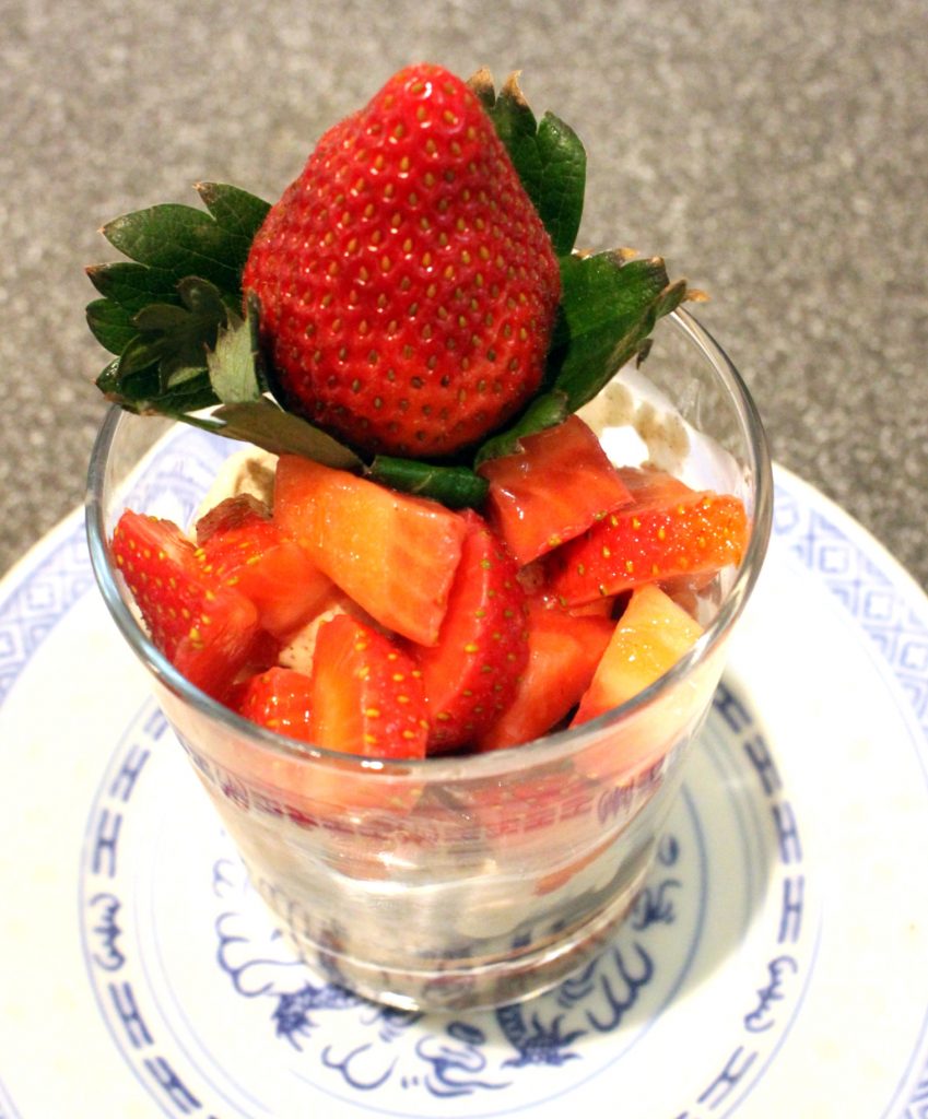 Zimt Glace mit marinierten Erdbeeren
