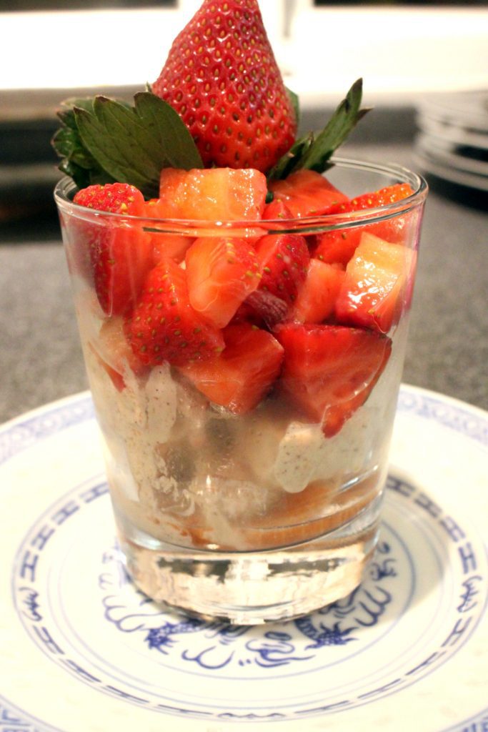 Zimt Glace mit marinierten Erdbeeren