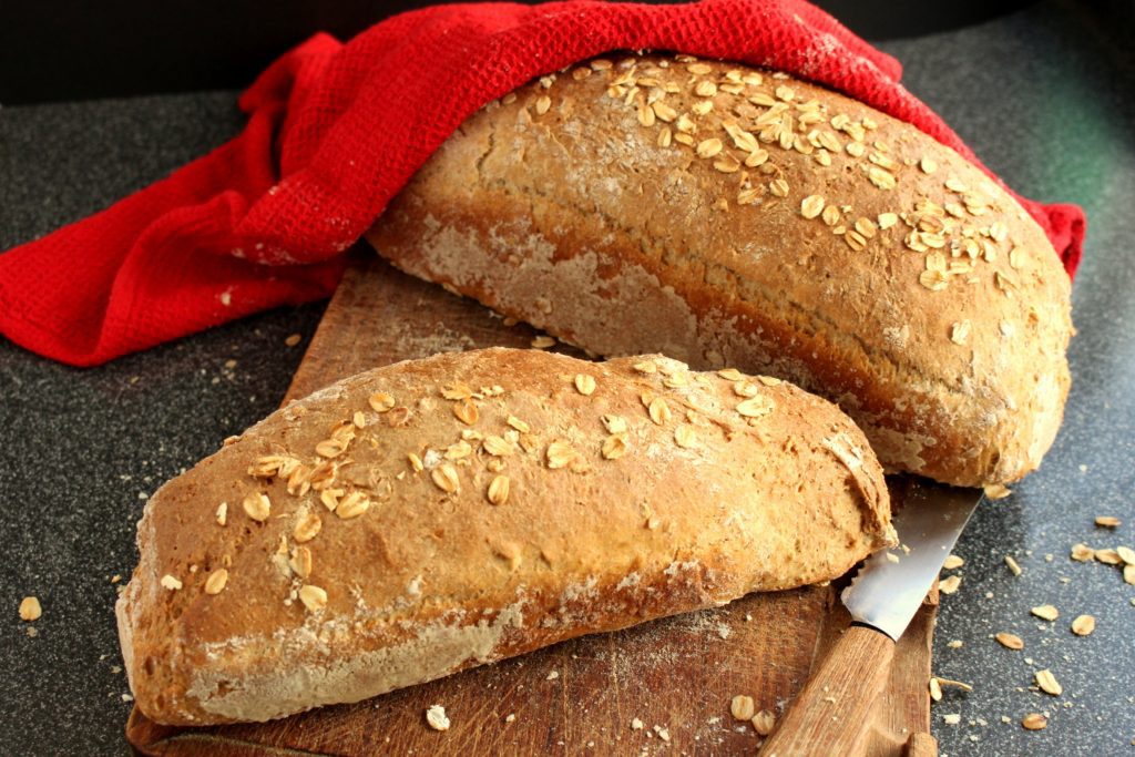 Vollkorn Brot mit Haferflocken in der Form gebacken