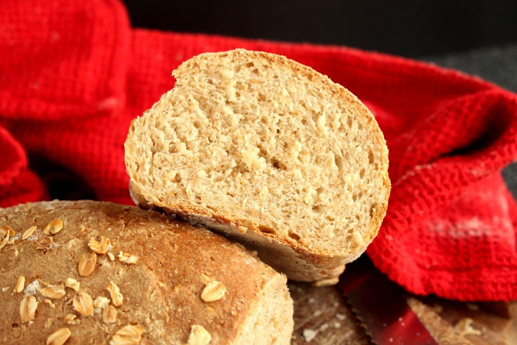 Vollkorn Brot mit Haferflocken in der Form gebacken