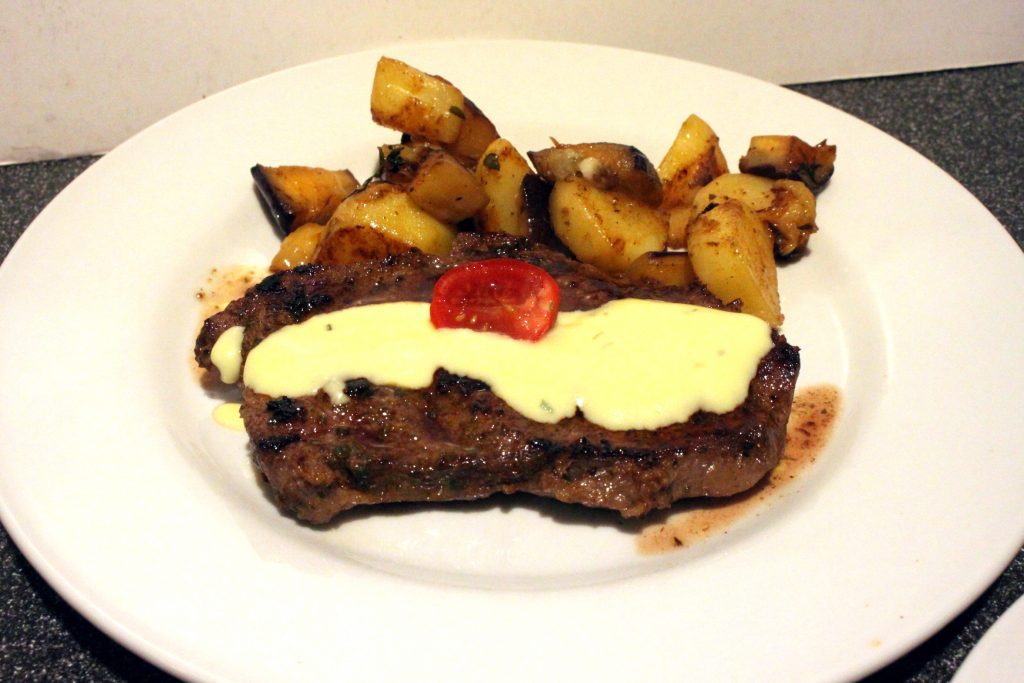 Steak mit Sauce Béarnaise, mit Bratkartoffeln und Auberginen