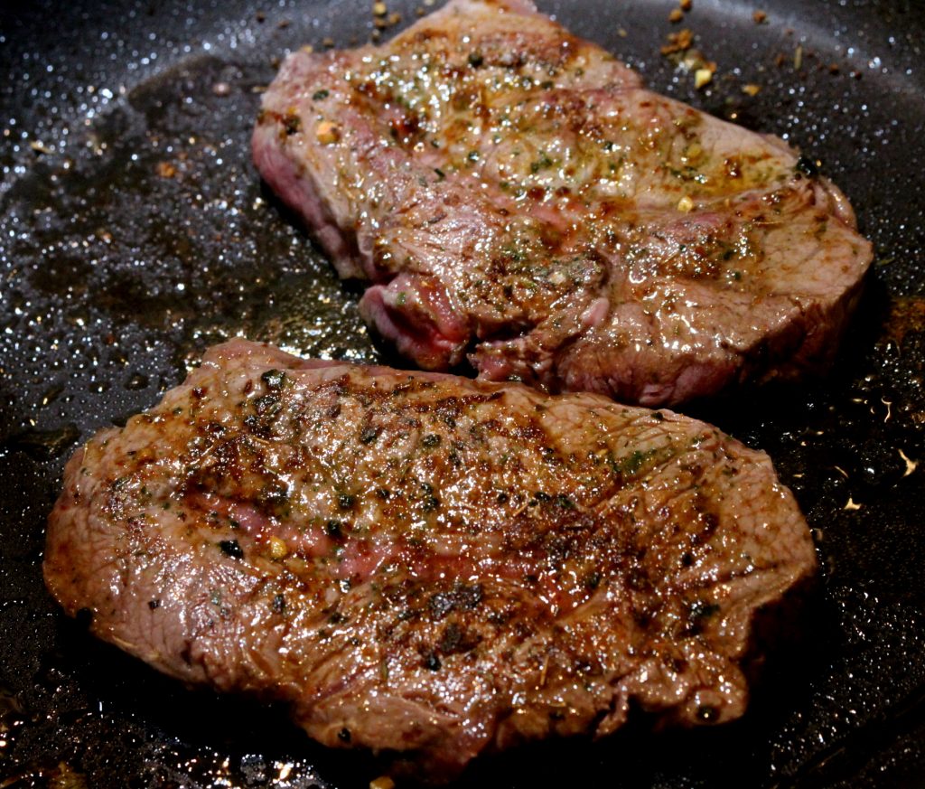 Steak mit Sauce Béarnaise, mit Bratkartoffeln und Auberginen