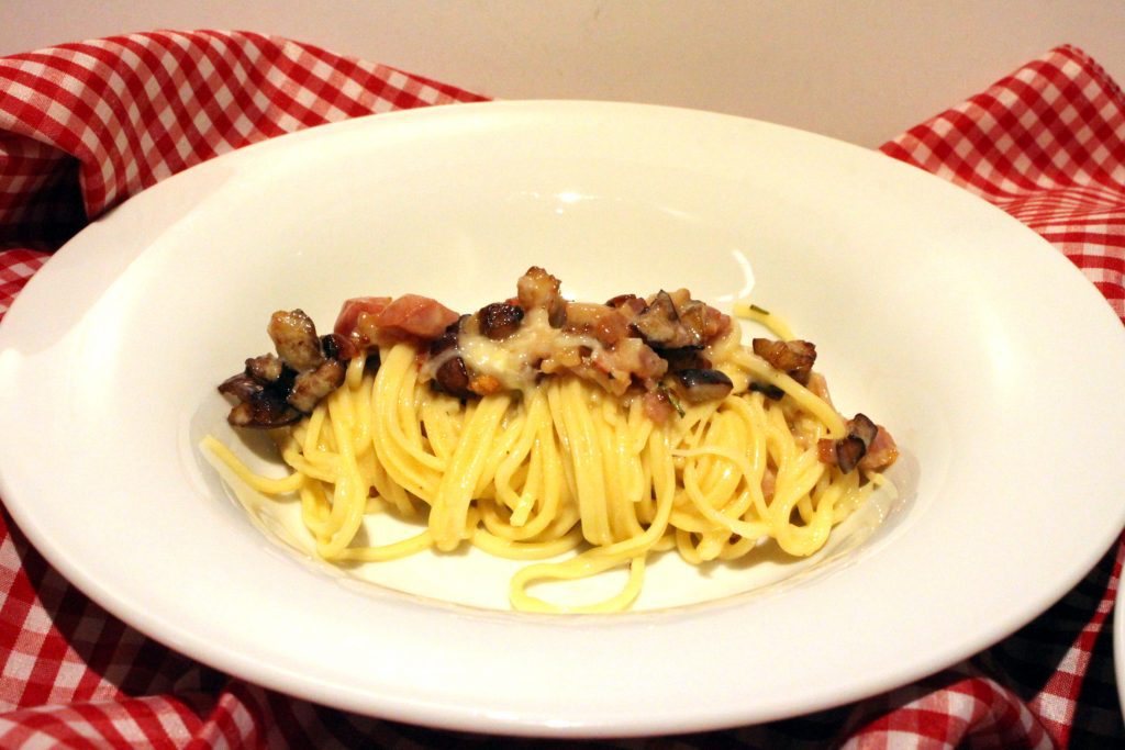 Selbstgemachte Spaghetti mit Auberginen Carbonara