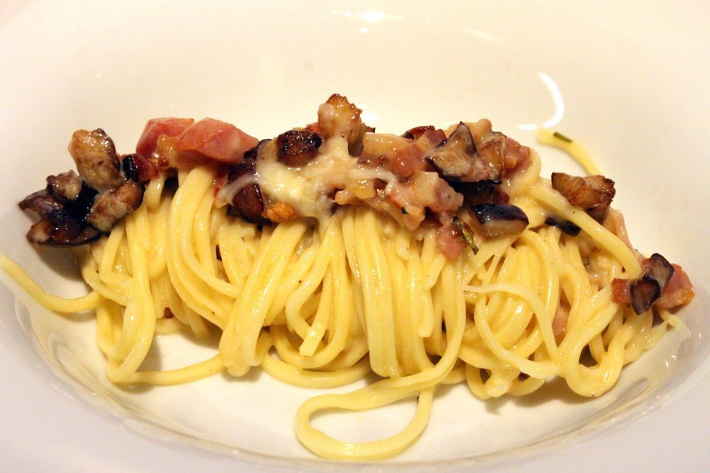 Selbstgemachte Spaghetti mit Auberginen Carbonara