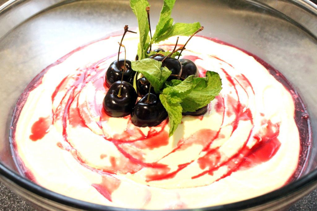 Yogurt-Crème mit Portwein-Kirschen