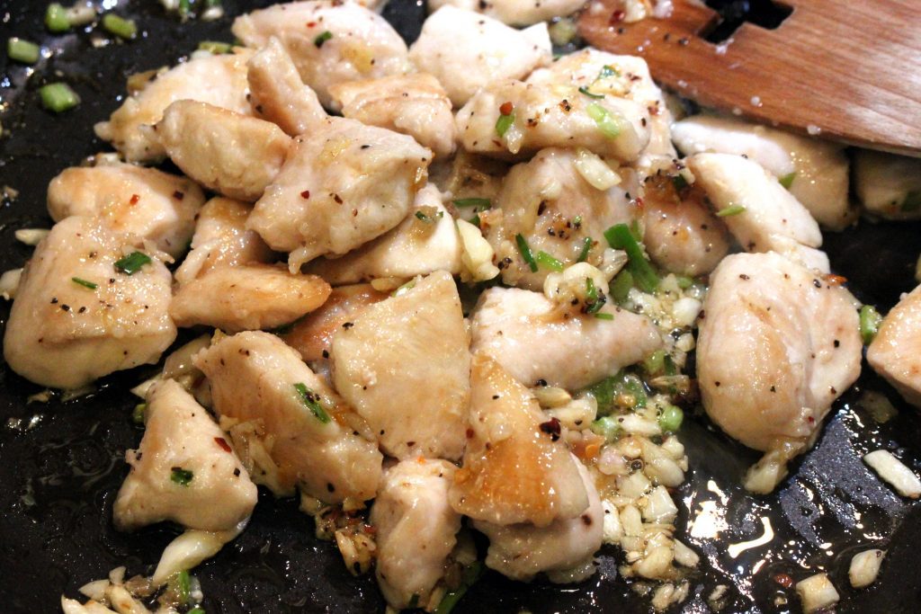 Einfaches chinesisches Hühnergericht mit Erdnüssen und Chili