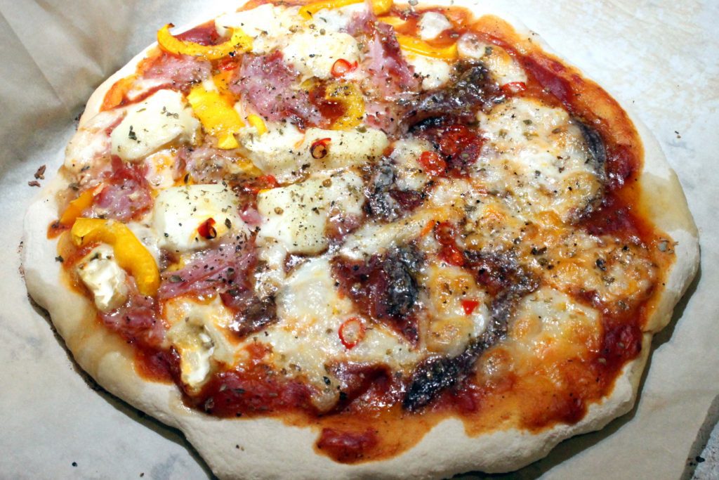 Pizza mit Sauerteig und verschiedenen Toppings