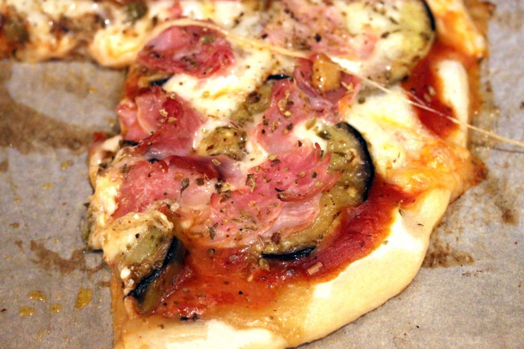 Pizza mit Sauerteig und verschiedenen Toppings