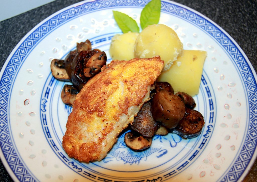 "Poleniertes" Fischfilet mit Gemüse und Kartoffeln