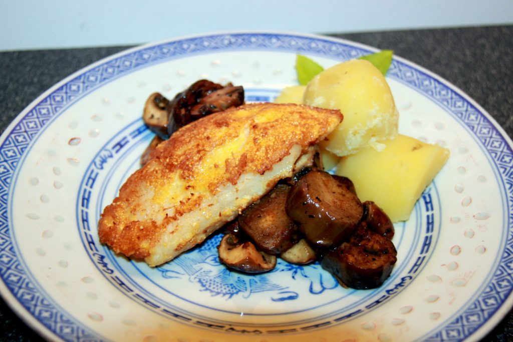 "Poleniertes" Fischfilet mit Gemüse und Kartoffeln