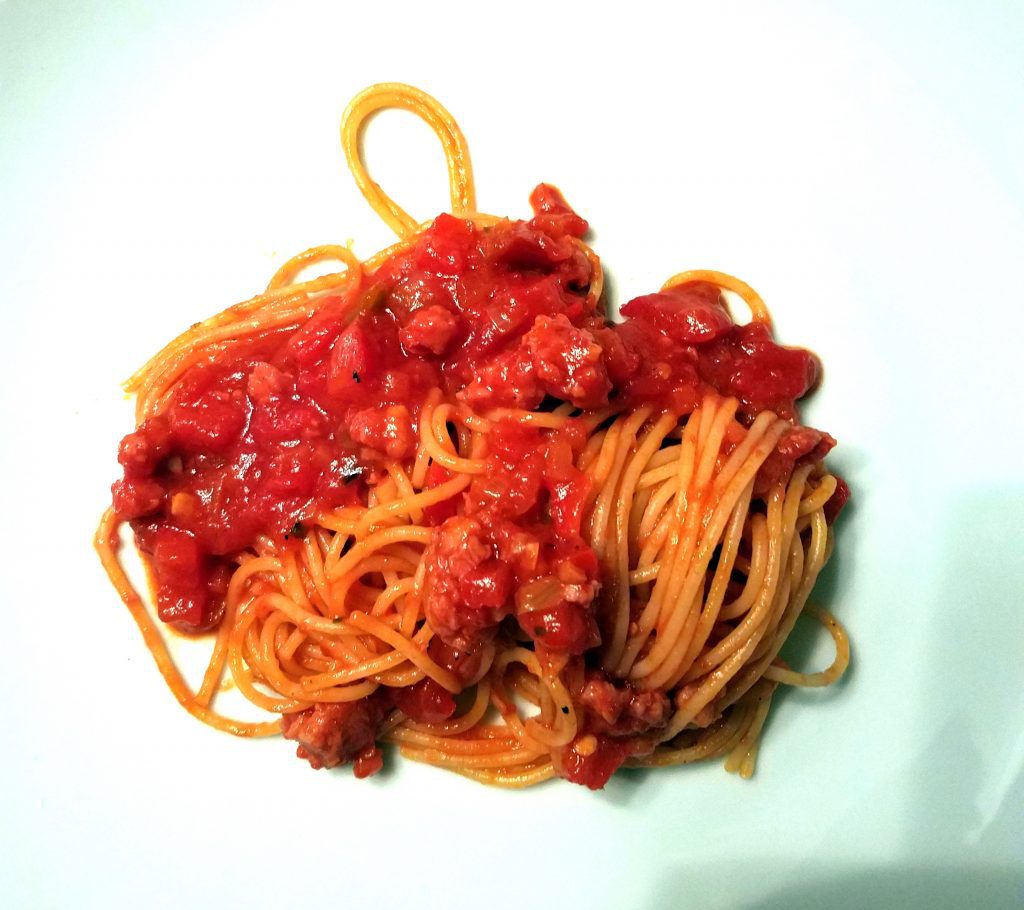 Spaghetti mit feiner Wurst-Peperoni Tomatensauce