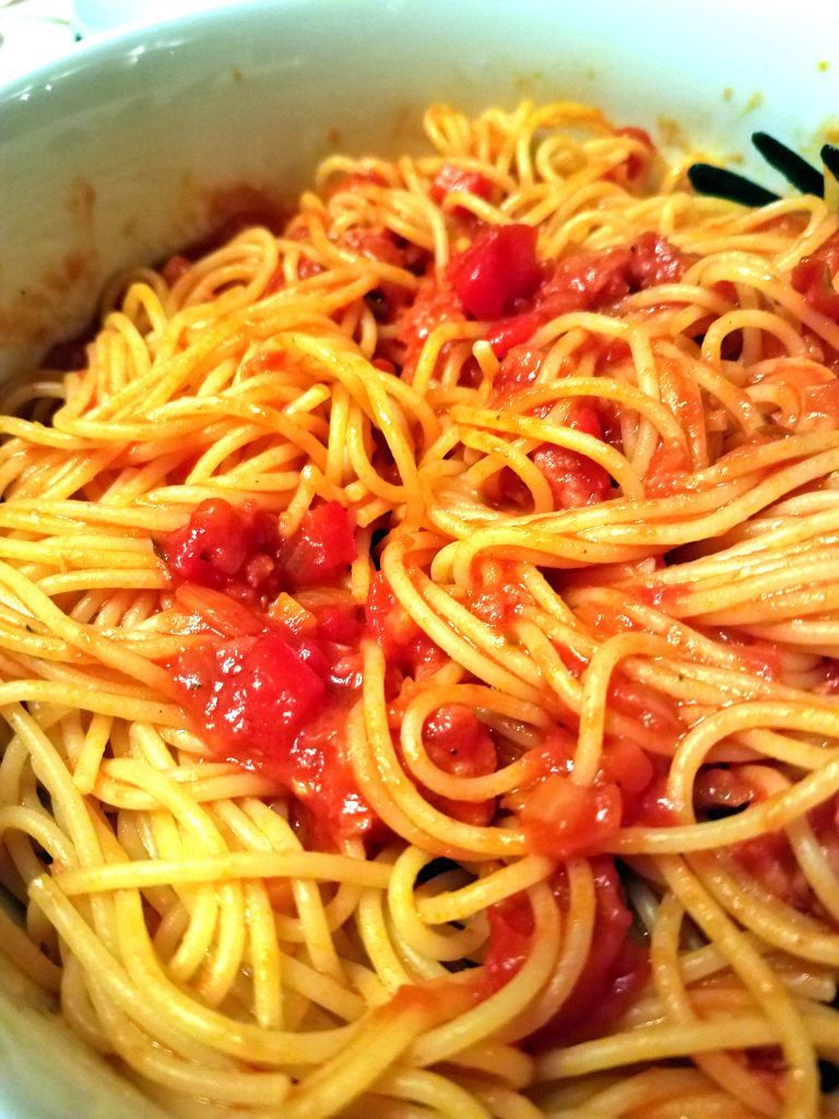 Spaghetti mit feiner Wurst-Peperoni Tomatensauce