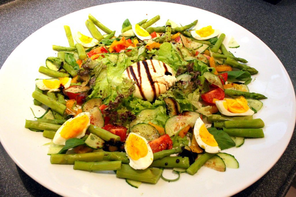 Bunter Sommer Salat mit handgemachter Burrata