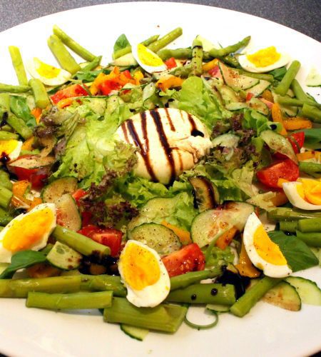 Bunter Sommer Salat mit handgemachter Burrata – Colorful Summer Salad with handmade Burrata
