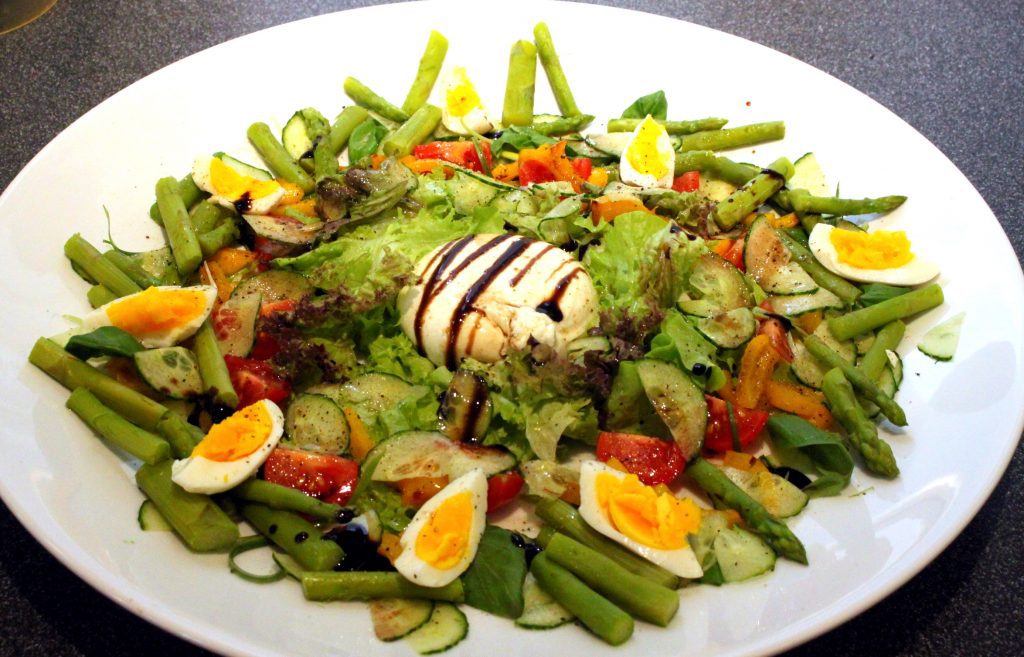 Bunter Sommer Salat mit handgemachter Burrata