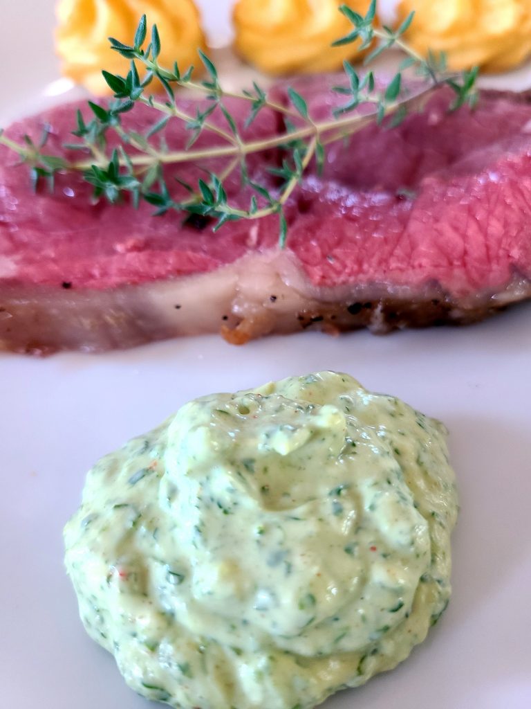 Einfaches Roastbeef mit grüner Kräutersauce