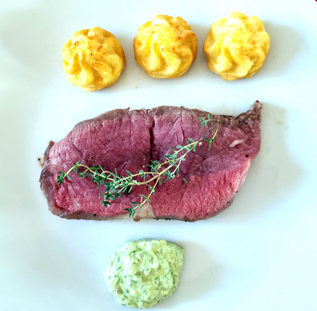 Einfaches Roastbeef mit grüner Kräutersauce