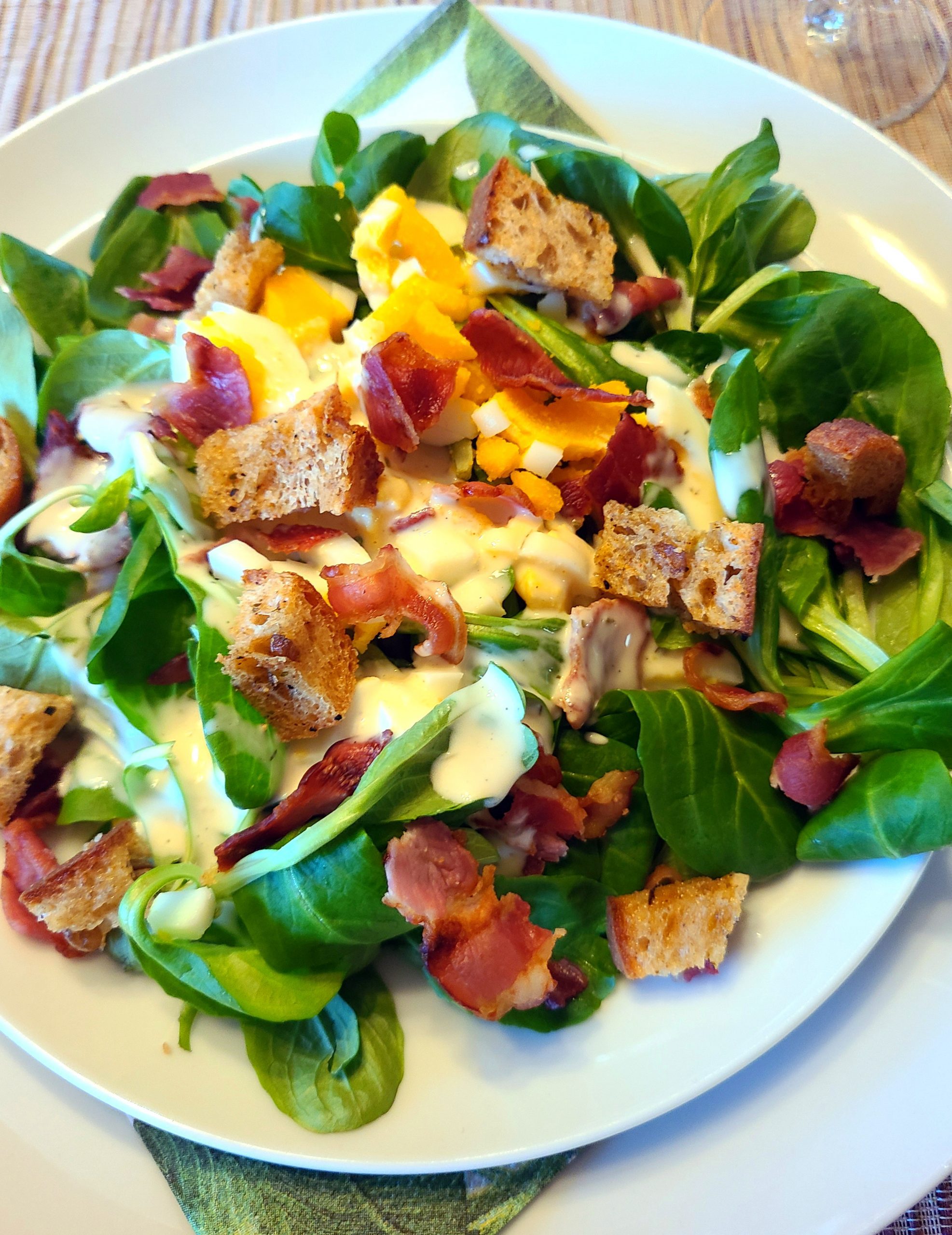 Grüner Salat Als Vorspeise Für Gäste Schweizer Nüsslisalat mit Ei, Speck und selbst gemachten Croutons