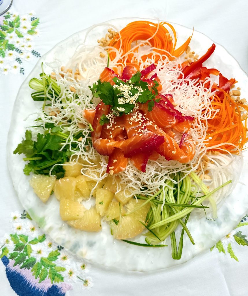 Lachs Mix mit geworfenem Gemüse Salat von Natalie