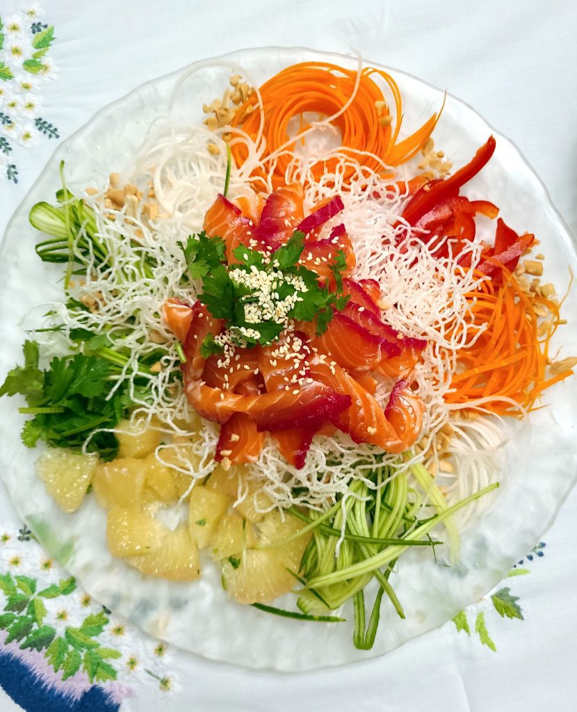 Lachs Mix mit geworfenem Gemüse Salat von Natalie