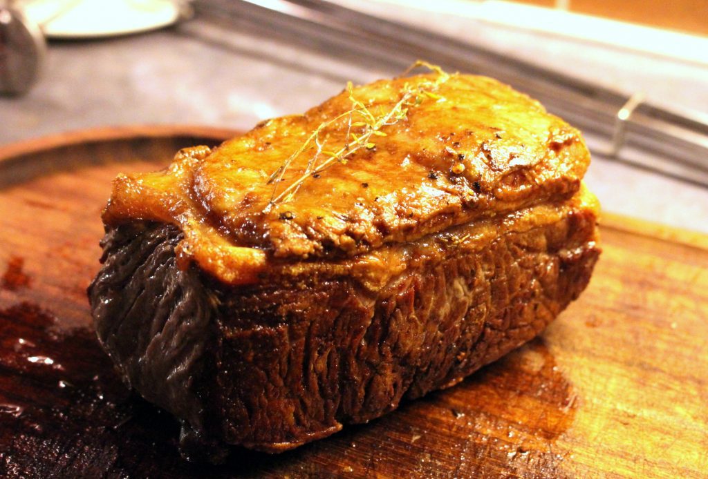 Entrecote und Rindersteak mit Knochen in der Pfanne gebraten