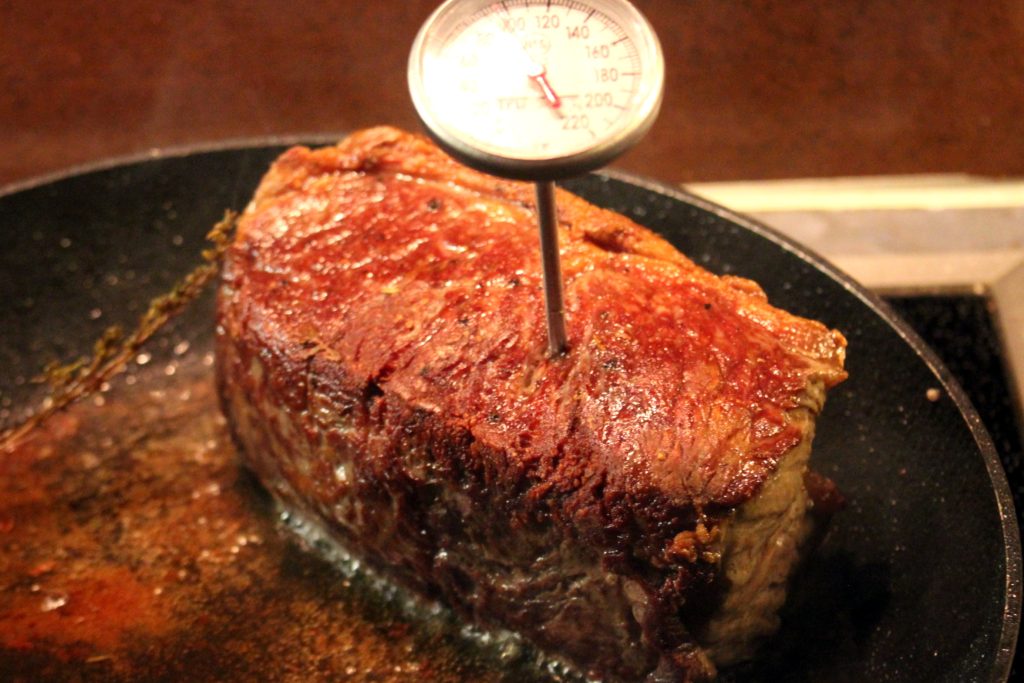Entrecote und Rindersteak mit Knochen in der Pfanne gebraten