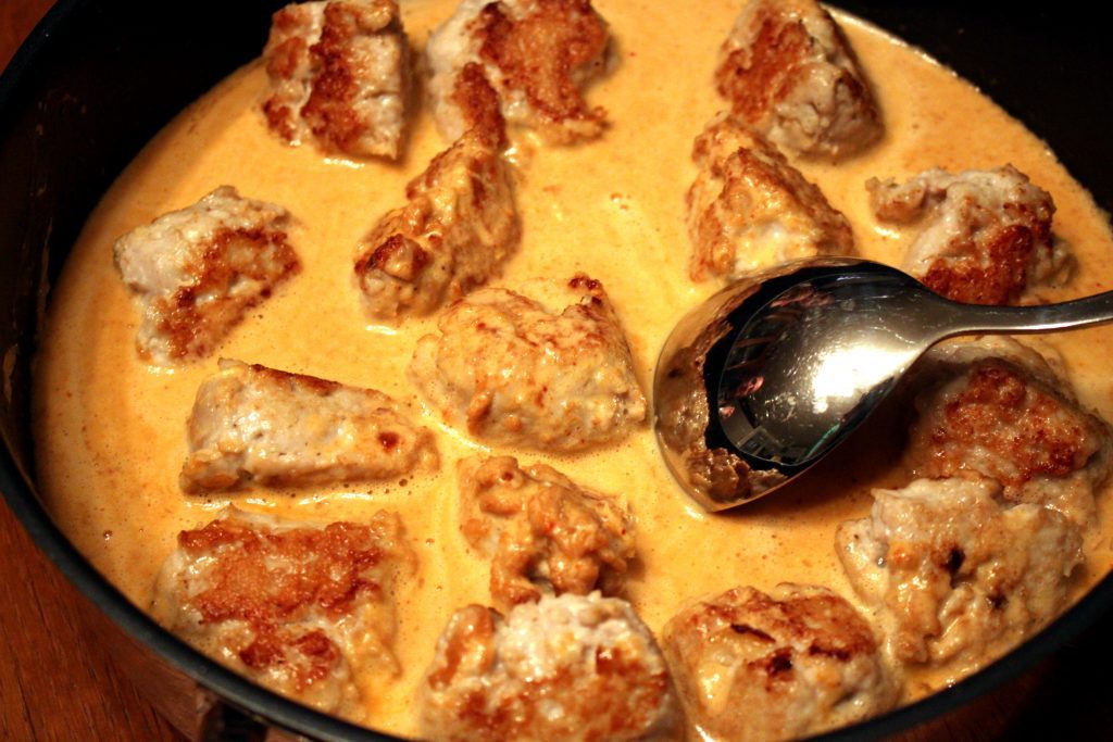 Hühnerfleisch Bällchen in Erdnuss-Kokos Sauce
