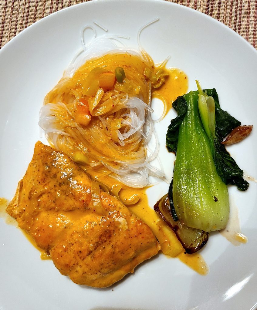 Curry Lachs mit Glasnudeln und Pack Choi – Curry Salmon with Glass ...