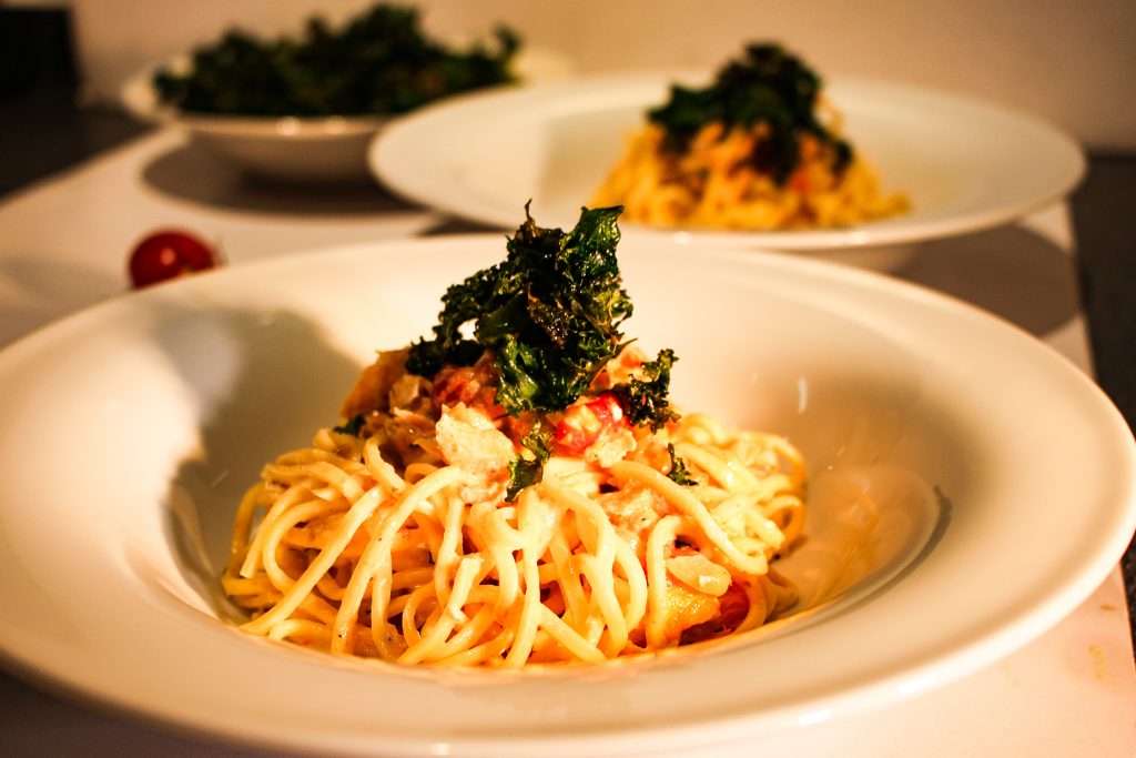 Selbstgemachte Spaghetti mit geröstetem Gemüse und Lachs