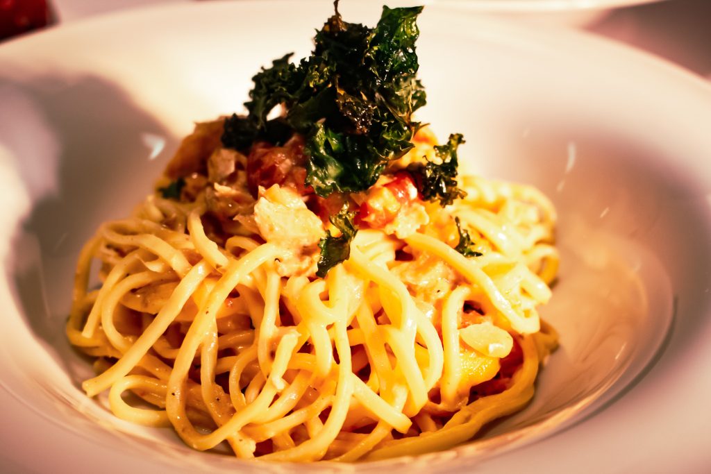 Selbstgemachte Spaghetti mit geröstetem Gemüse und Lachs