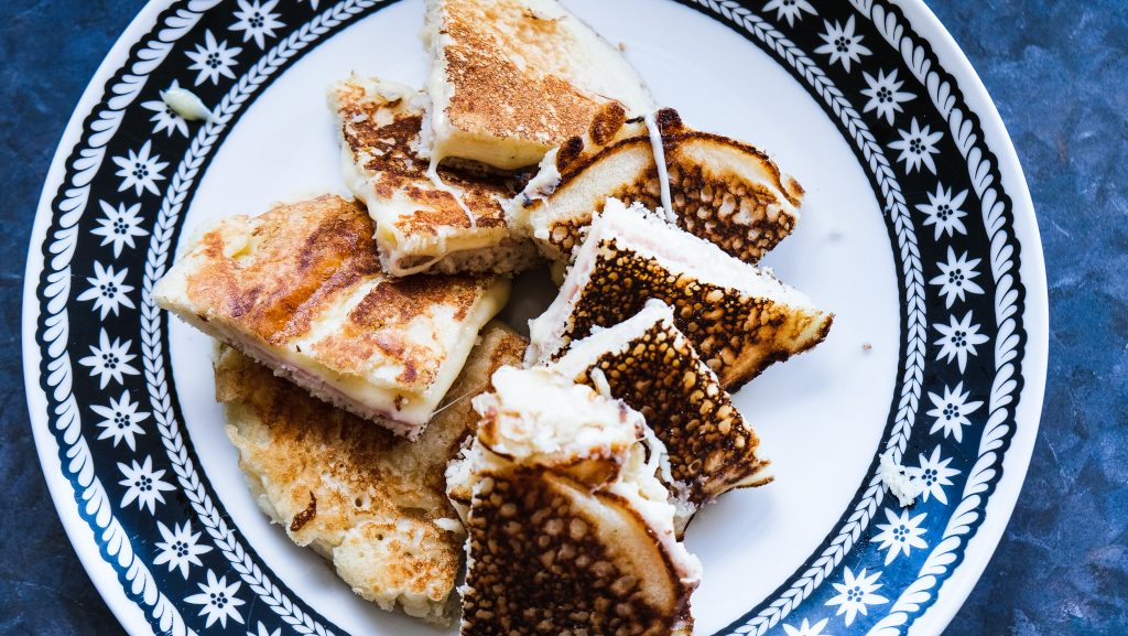 Schinken-Käse gefüllter Pfannkuchen
