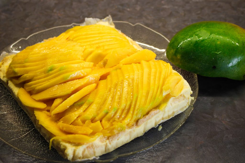 Mango und Zitronengras Tarte mit Kokosnuss Boden