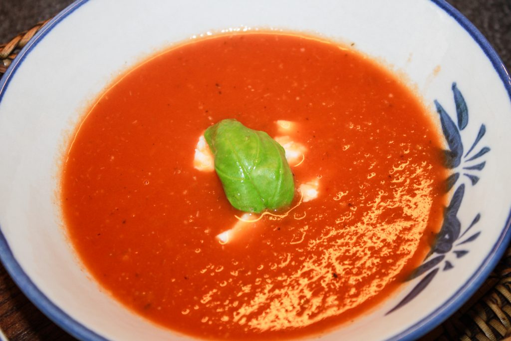 Tomatensuppe mit Mozzarella