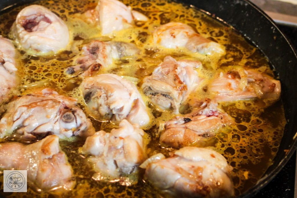 kochen von Kare-Kare aus Hühnerfleisch